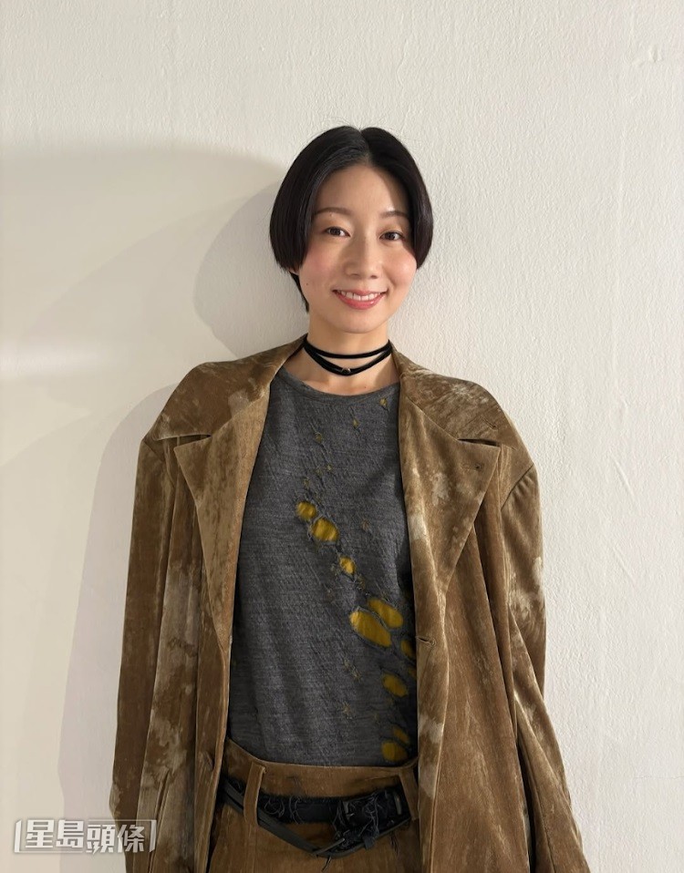 竹内的新欢乃比他大1岁的33岁帅气女星土居志央梨。