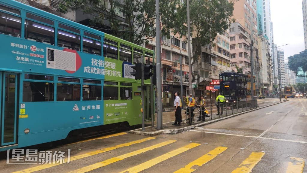 灣仔道與天樂里交界一條直徑10吋食水管突然爆裂,大量食水夾雜泥沙湧出路面,導致該帶出現積水及淤泥。黎志偉 灣仔道與天樂里交界一條直徑10吋食水管突然爆裂,大量食水夾雜泥沙湧出路面,導致該帶出現積水及淤泥。黎志偉