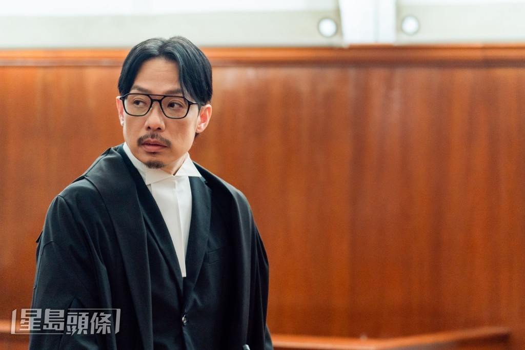 強尼以中間分界髮型扮演關國耀大律師,予人極大新鮮感。 強尼以中間分界髮型扮演關國耀大律師,予人極大新鮮感。