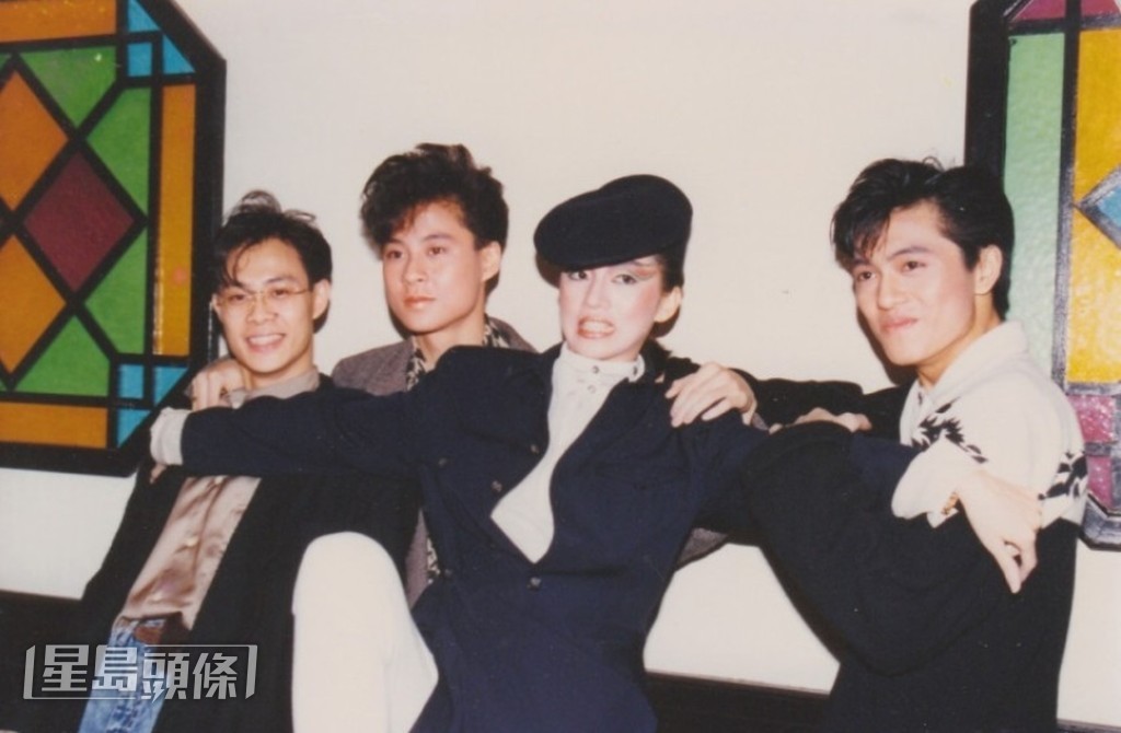 当初草蜢不被睇好,全靠梅姐提携,他们才有今天的成就,故此这次演唱会是三子送给梅姐的礼物。 当初草蜢不被睇好,全靠梅姐提携,他们才有今天的成就,故此这次演唱会是三子送给梅姐的礼物。