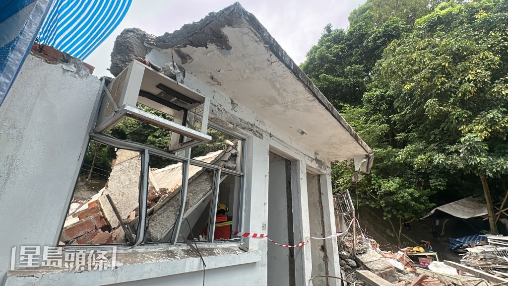 村屋突塌下石屎墙泥头压住工人。梁国峰摄