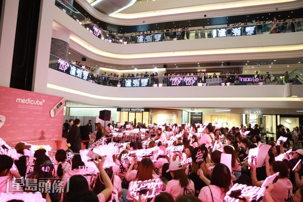 大批神徒（粉丝暱称）分别围在商场几层。