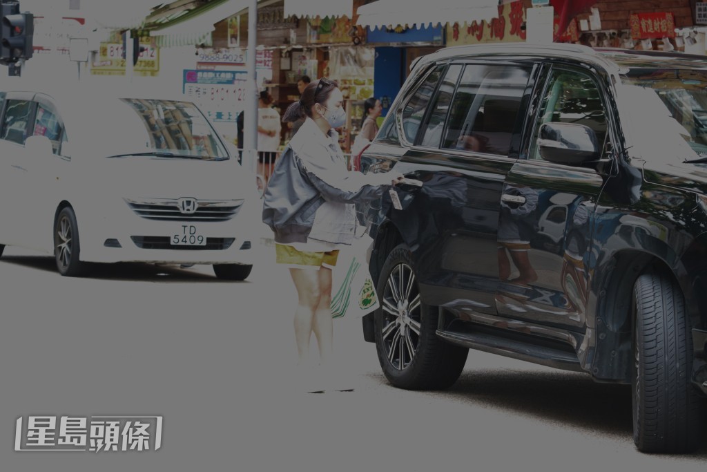 她透露自己早前整完頭髮之後到九龍城買生果給囝囝和媽媽。 她透露自己早前整完頭髮之後到九龍城買生果給囝囝和媽媽。