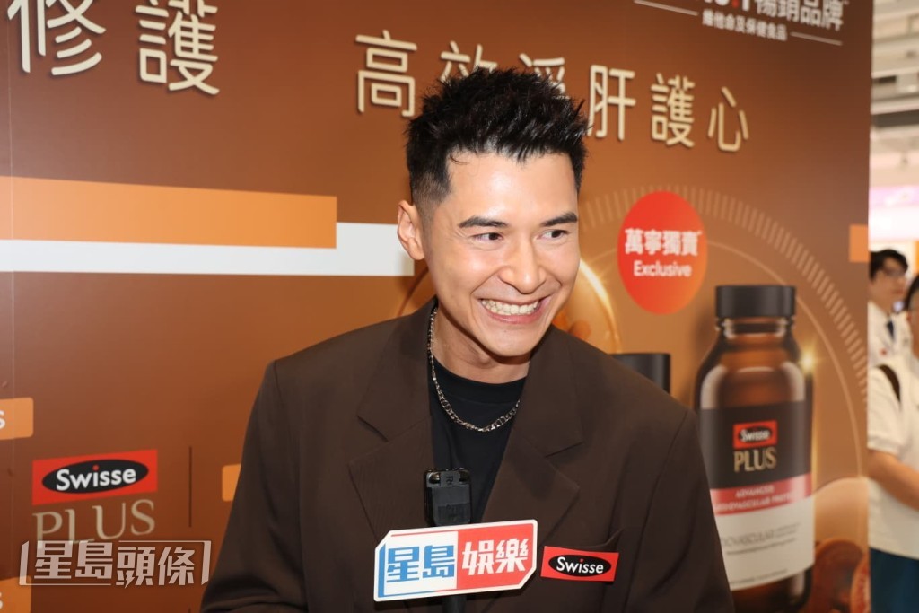 他笑言拉筋過程好痛苦並不浪漫，要太太和老師一人撳住一條腿才能拉。