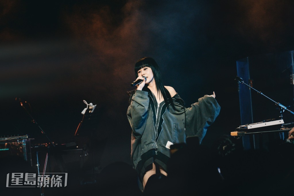  演唱会上白安一连献唱多首新歌及经典歌。