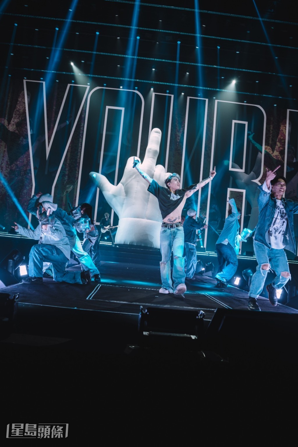 與全場觀眾齊齊「揸緊中指」高呼口號、抒發現實生活中的情緒起伏！