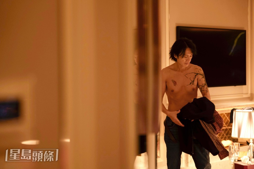 子華今次犧牲色相,半裸晒身材。 子華今次犧牲色相,半裸晒身材。