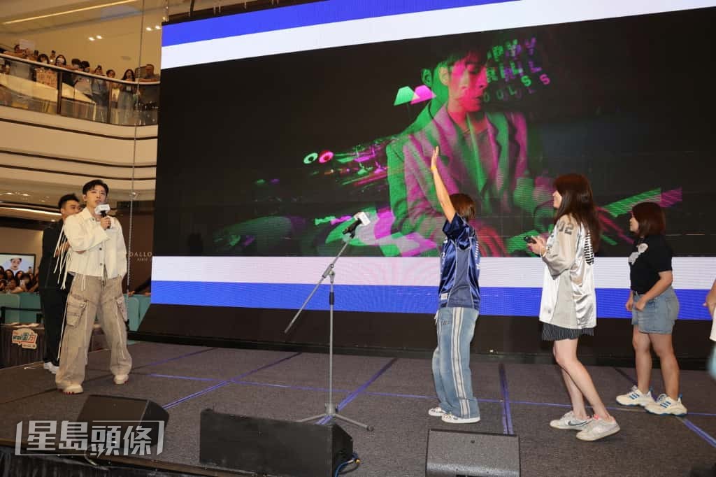 Edan獲數百名「爵屎(粉絲暱稱)」到場支持。 Edan獲數百名「爵屎(粉絲暱稱)」到場支持。