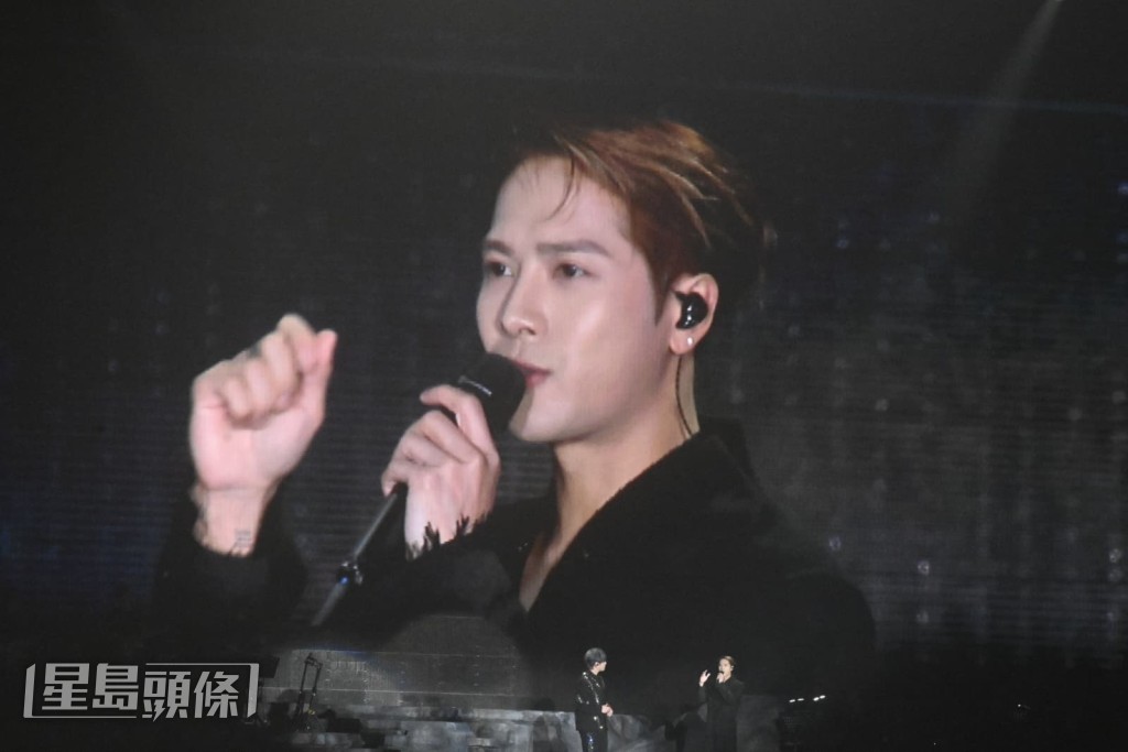 王嘉爾謂：「好榮幸見到你、愛人同家人。」