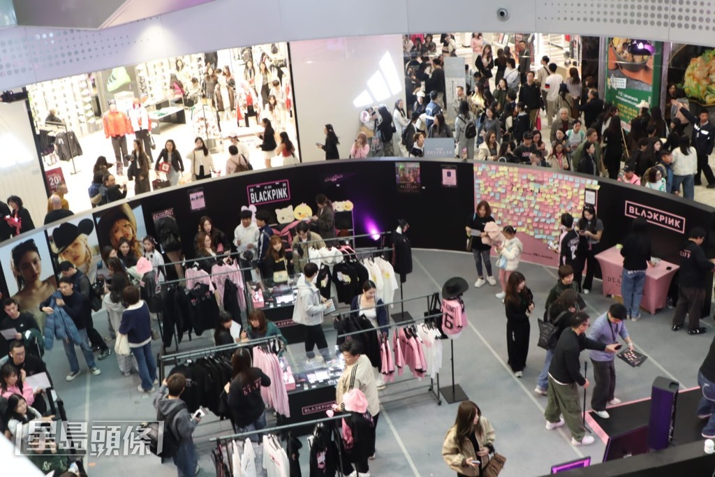 啟德零售館開設的BLACKPINK周邊商品店，吸引了超過200粉絲排隊等候購買心儀產品。