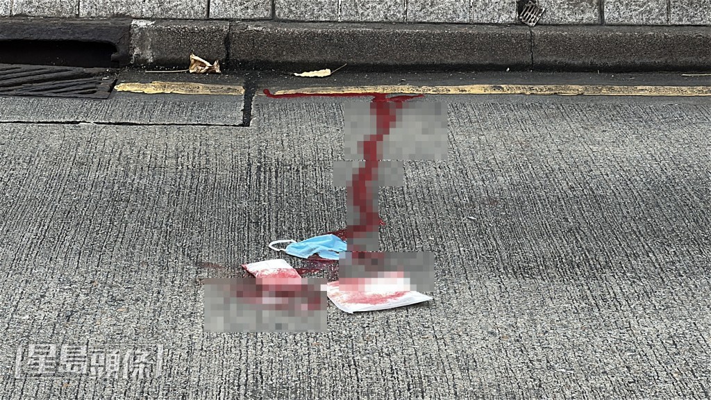 地上遺下血漬。劉漢權攝