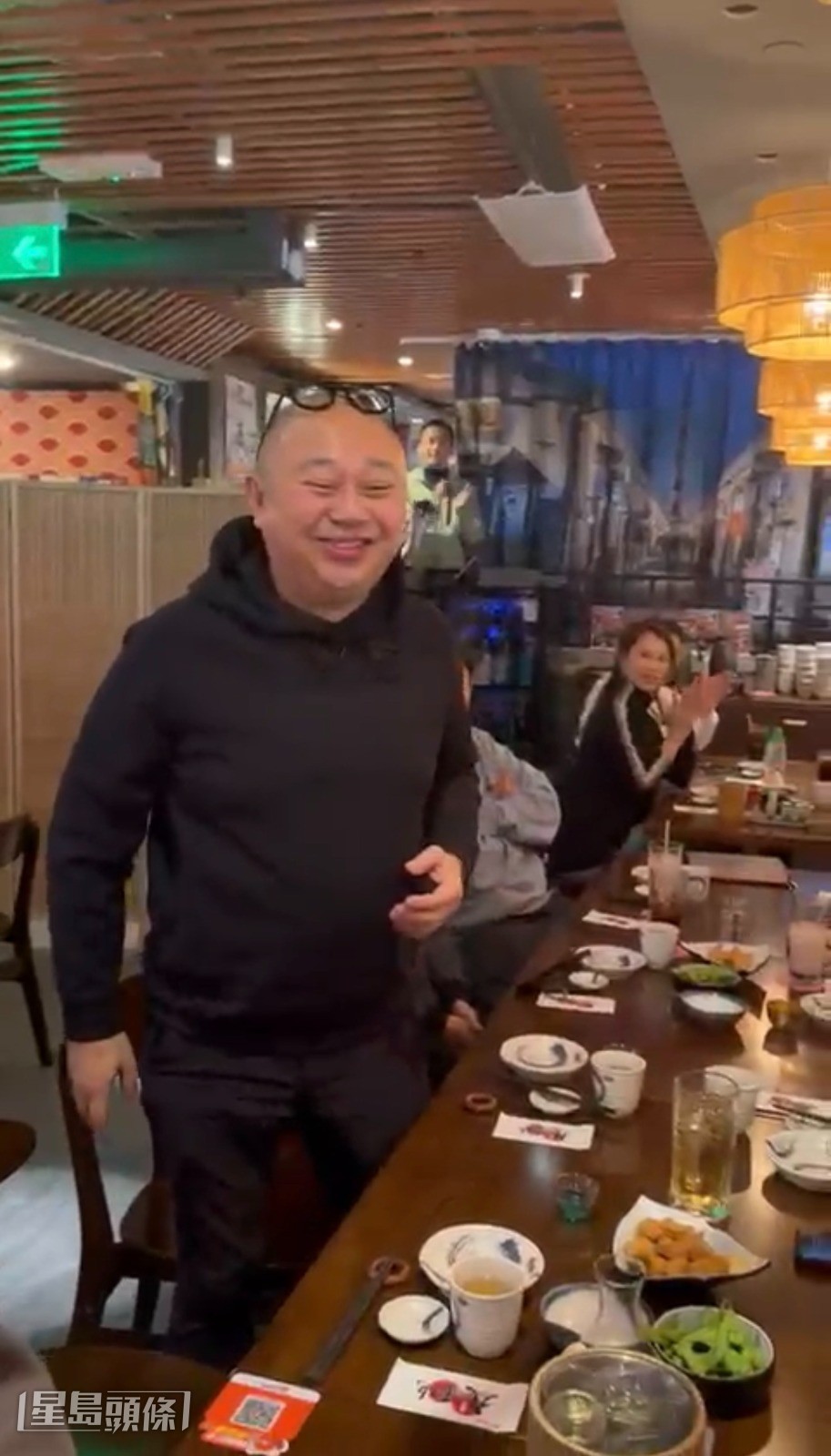 Bob問大會工作人員：「之前啲碎片呢？」 相當搞笑。