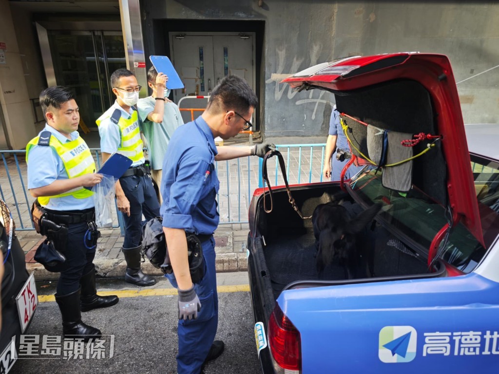 警方召喚緝毒犬到場,對的士車廂及後備箱展開全面搜查。黎志偉攝 警方召喚緝毒犬到場,對的士車廂及後備箱展開全面搜查。黎志偉攝
