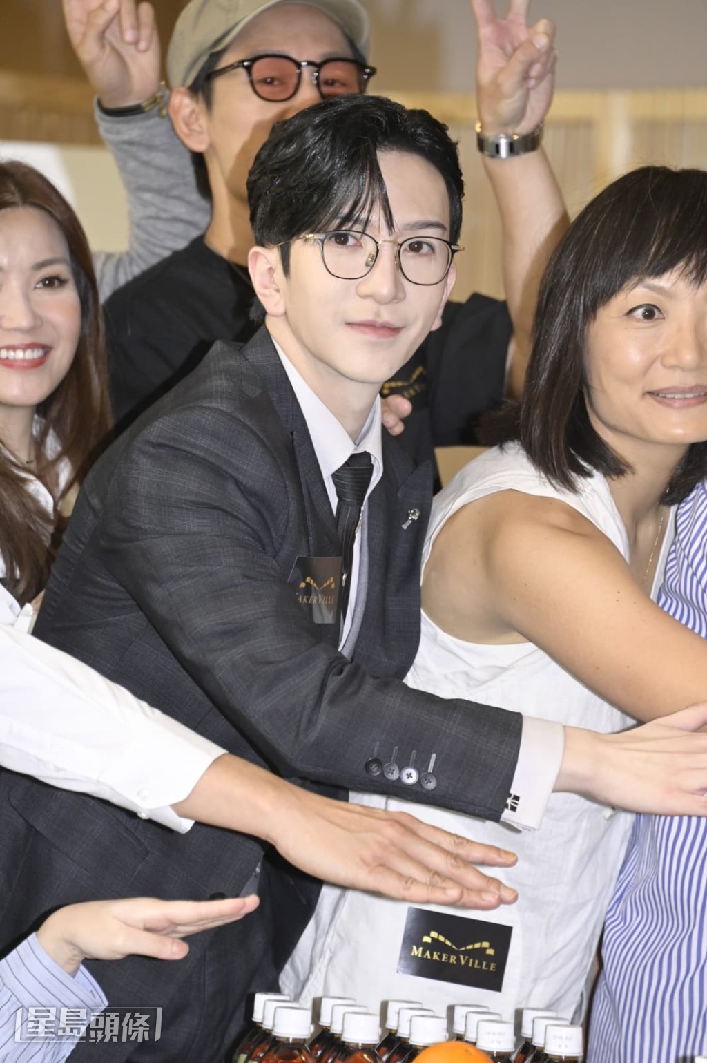 最近多拍辦公室場口，以群戲為主。