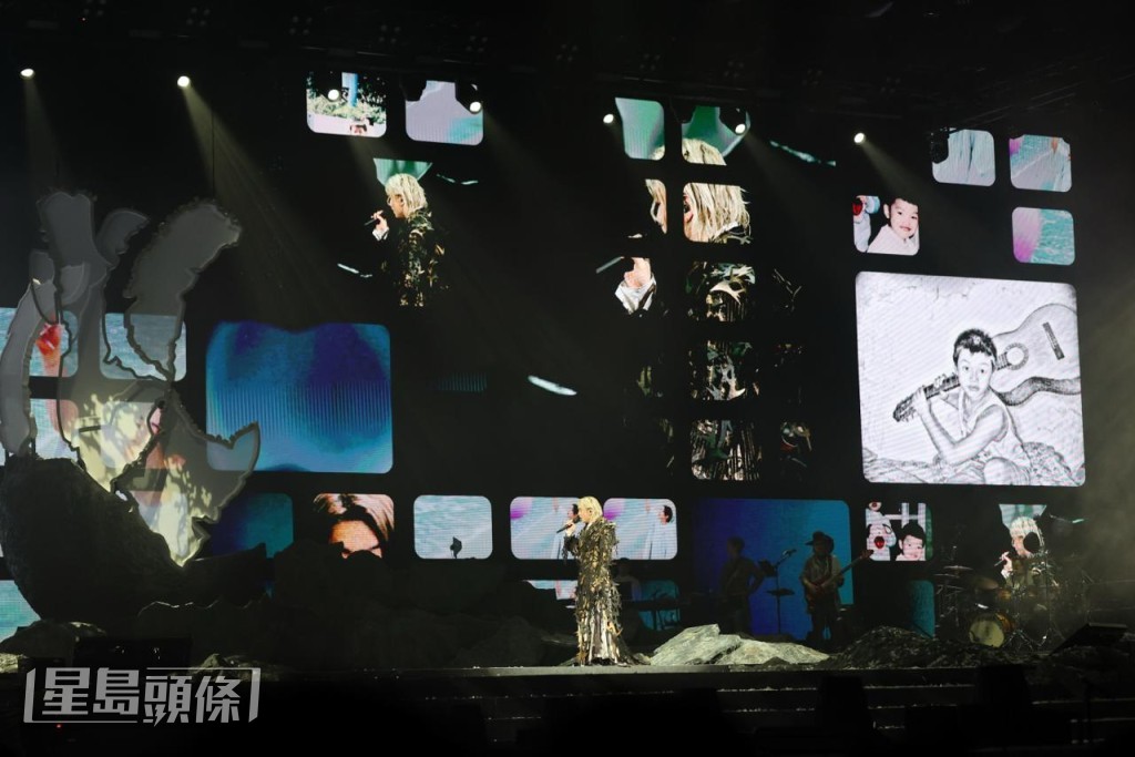 Jer唱出《沒終點的青春》時，螢幕播出他不同時期的照片。