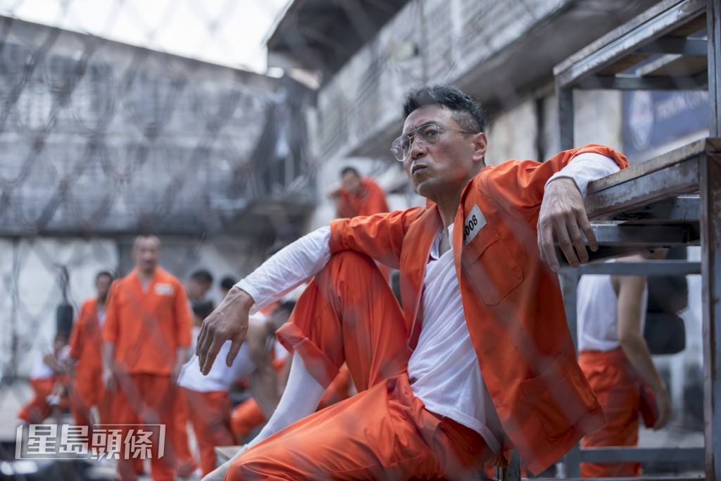 黑仔在戲中飾演囚犯阿彈一角。 黑仔在戲中飾演囚犯阿彈一角。