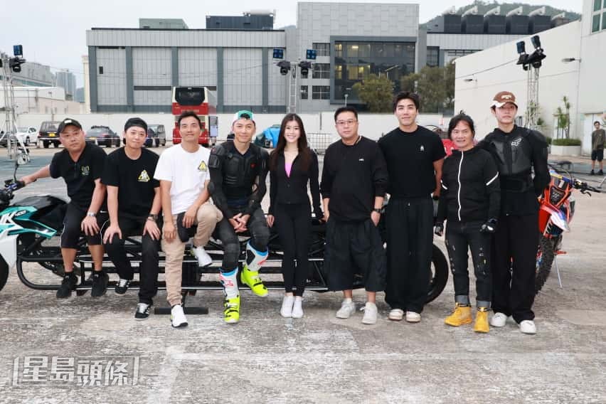 綵排的時候也會戴頭盔及保護墊去練。 綵排的時候也會戴頭盔及保護墊去練。