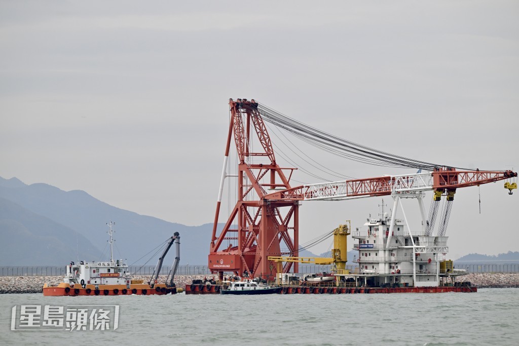 司徒家成亦稱,不排除兩艘船會「同步起吊」,但相關方案難度較大。劉駿軒攝 司徒家成亦稱,不排除兩艘船會「同步起吊」,但相關方案難度較大。劉駿軒攝
