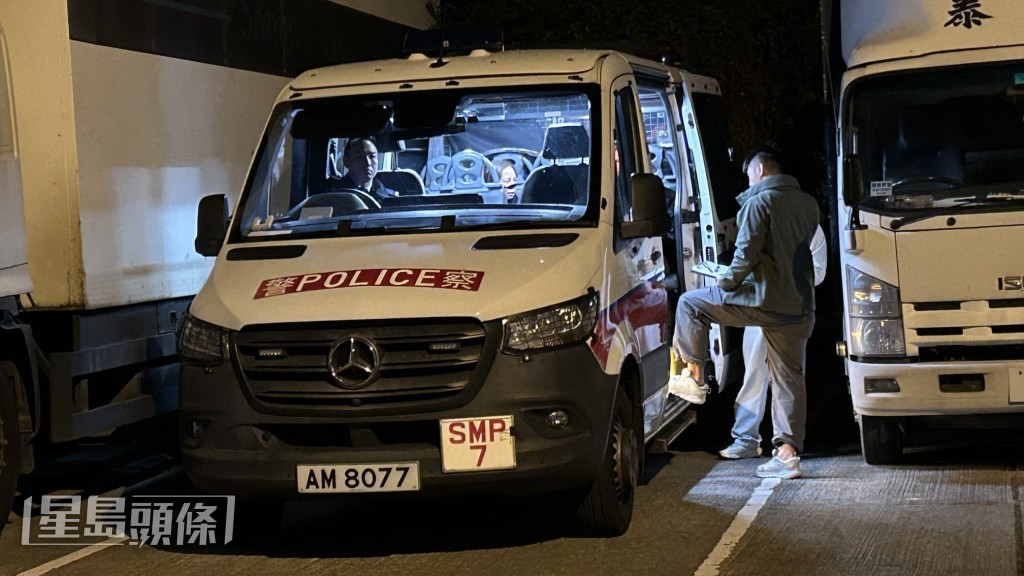 消防及警方連夜在山坡一帶通宵搜索。蔡楚輝攝 消防及警方連夜在山坡一帶通宵搜索。蔡楚輝攝