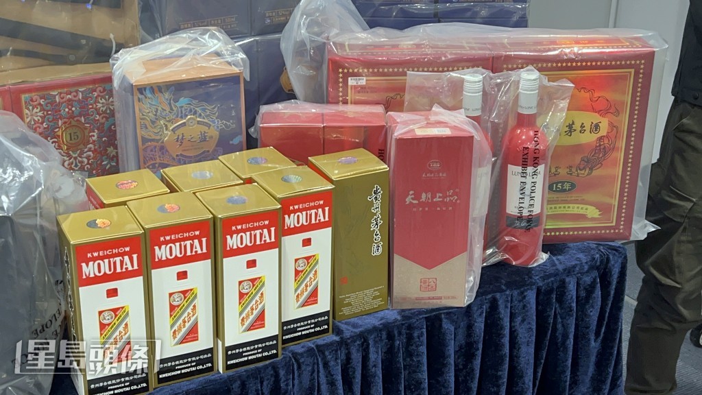 警方展示大批证物。杨伟亨摄