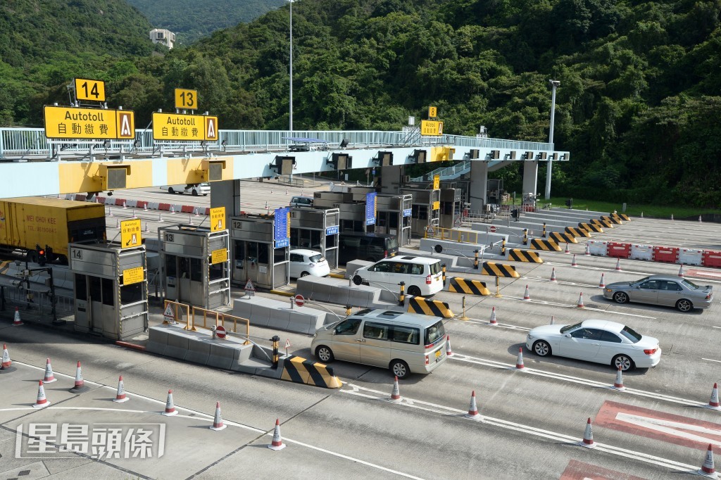 大老山隧道實施易通行後，人手收費亭及快易通收費通道將會停用，司機毋需停車繳費。資料圖片