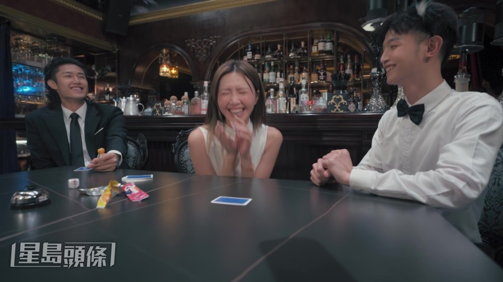 吳若希笑到見牙唔見眼。 吳若希笑到見牙唔見眼。