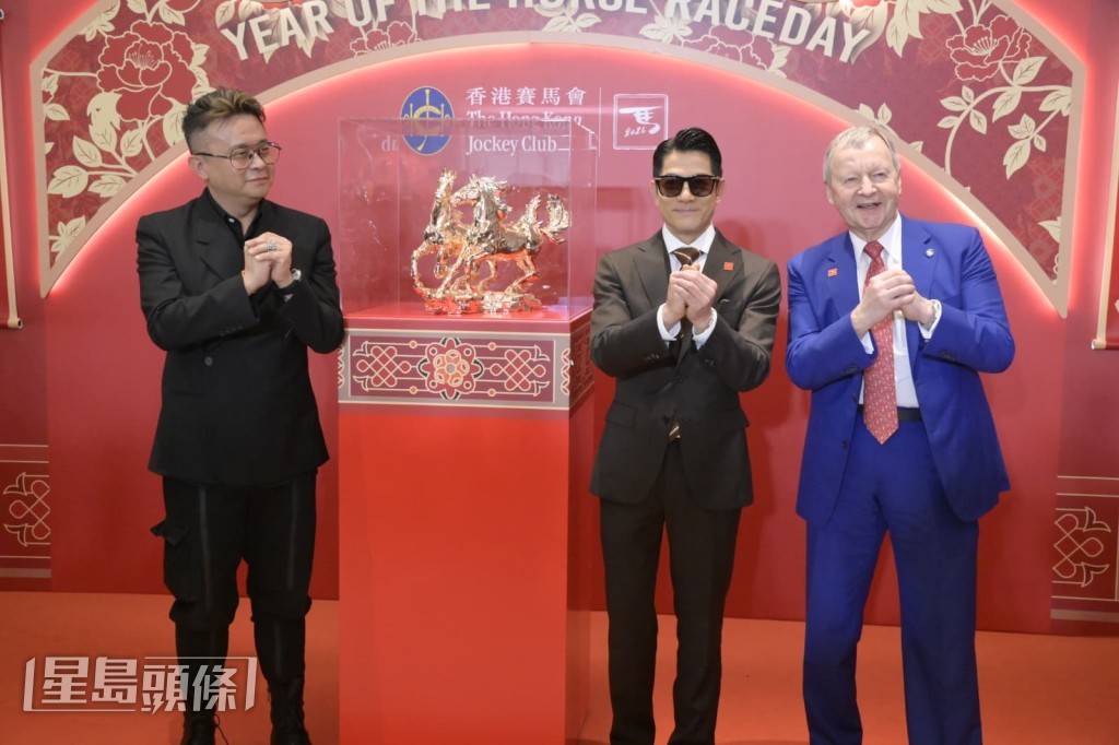 城城笑謂今年工作馬不停蹄，最重要是馬到功成。