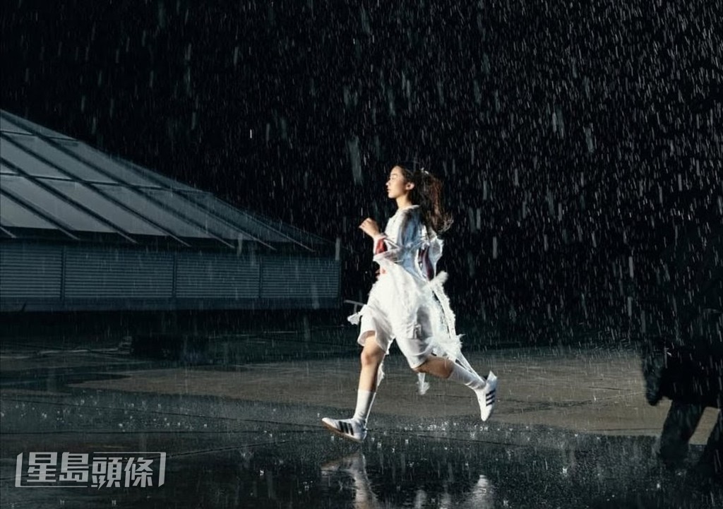 康堤拍攝新歌《一律建議分手》的MV時，為拍下雨場面淋濕身，但仍拍得很開心。