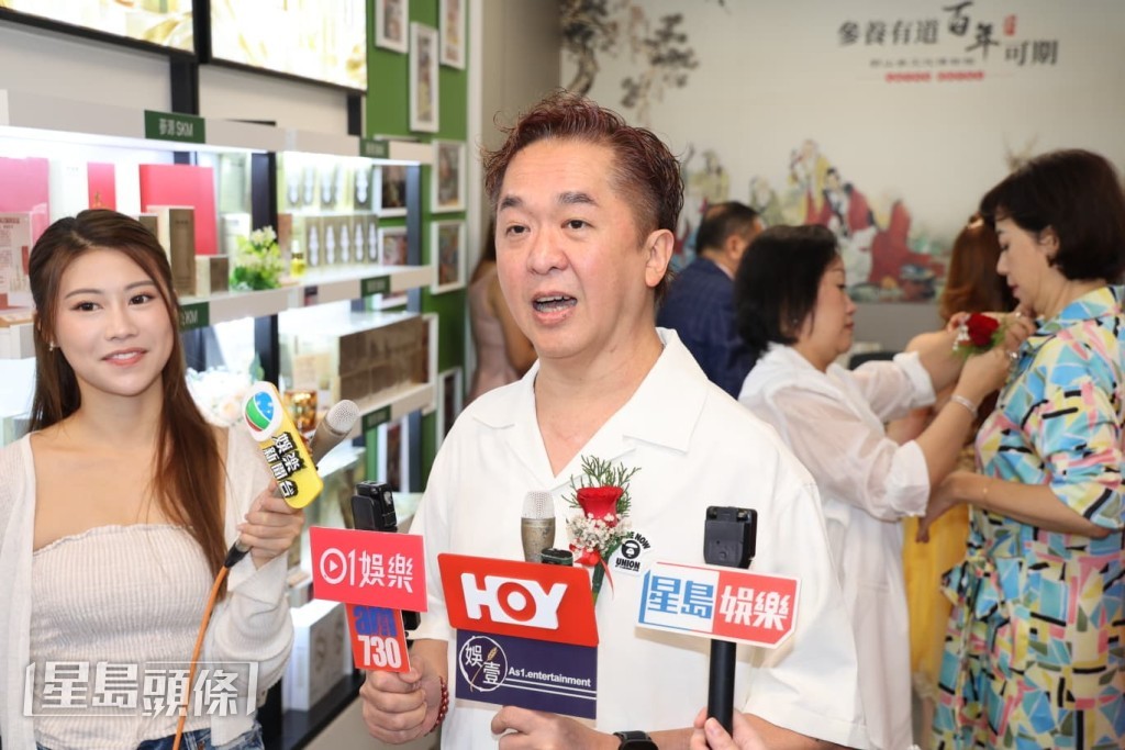 鄧兆尊提到近來瘦了10幾磅,因工作很忙,要到不同節目做訪問。 鄧兆尊提到近來瘦了10幾磅,因工作很忙,要到不同節目做訪問。