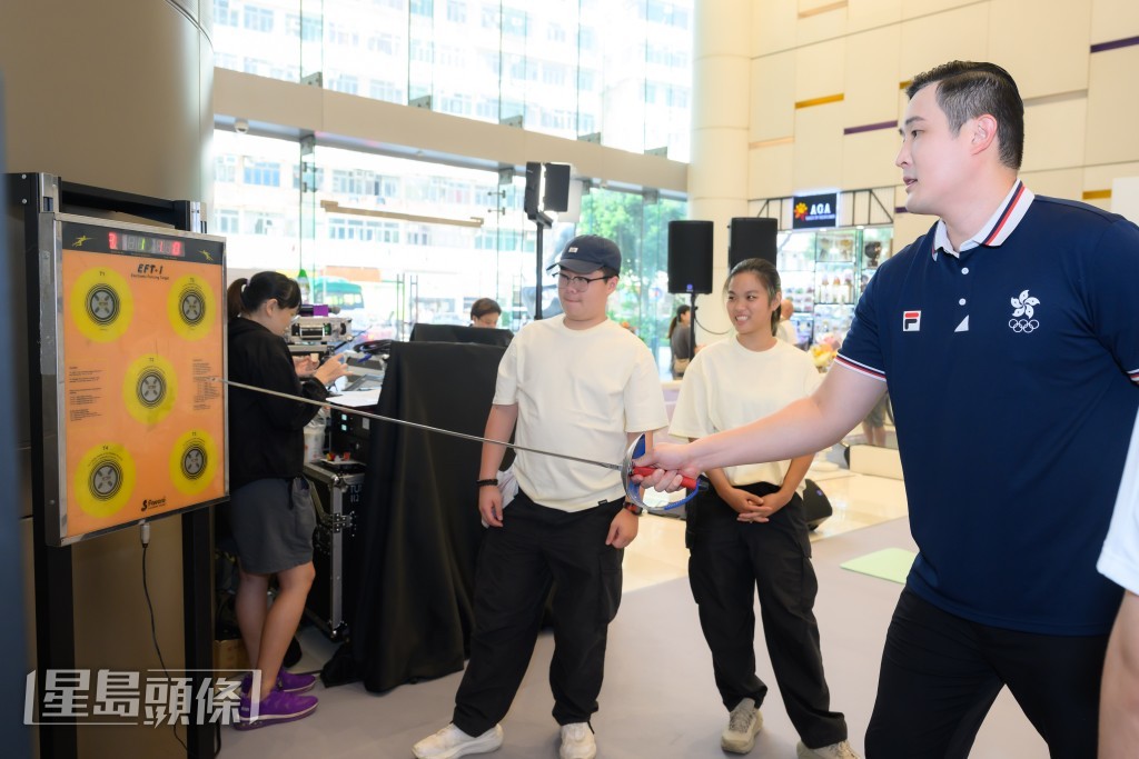 「全運同樂日」運動大使的唐焯彬大玩現場遊戲。 「全運同樂日」運動大使的唐焯彬大玩現場遊戲。