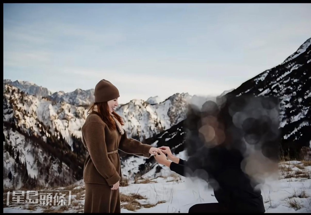 施宇琪未婚夫在雪地向她求婚。 施宇琪未婚夫在雪地向她求婚。