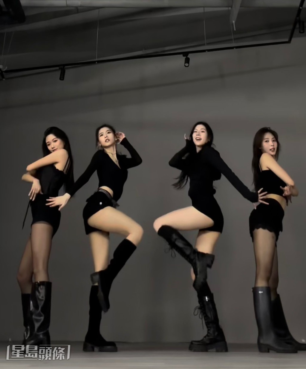 她們以全黑打扮上陣。