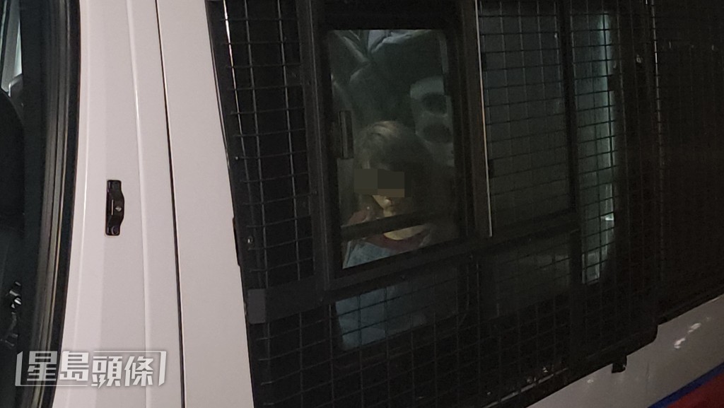女子當場被捕。黎志偉攝 女子當場被捕。黎志偉攝
