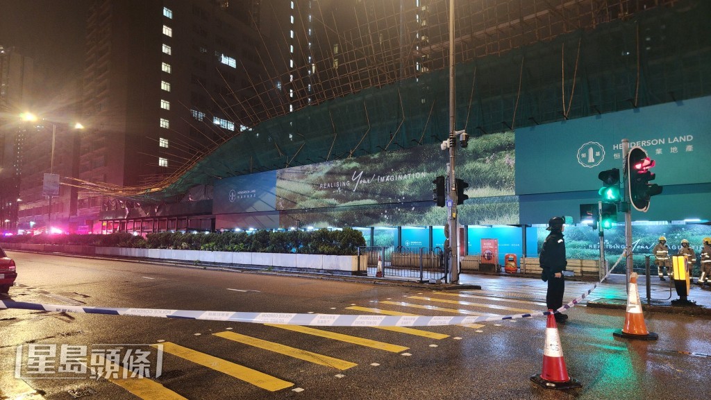 土瓜灣道一個地盤大型棚架倒塌。 土瓜灣道一個地盤大型棚架倒塌。