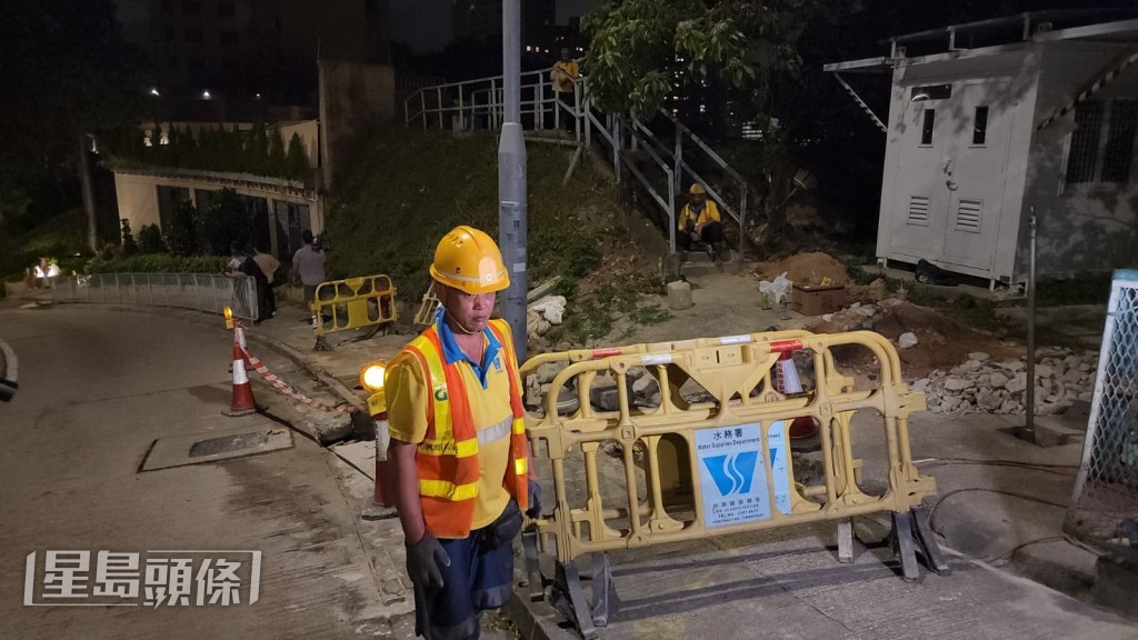 跑馬地發生爆水管事故。黎志偉攝 跑馬地發生爆水管事故。黎志偉攝