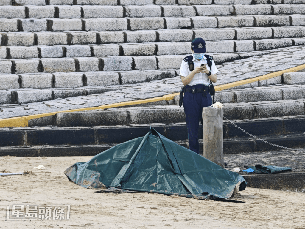 警員用綠色帳篷遮蓋男事主的遺體。黎志偉攝