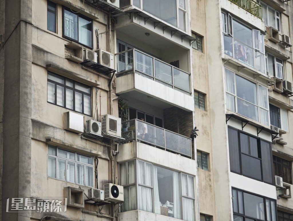 有警員進入疑是事主的單位內調查。黎志偉攝