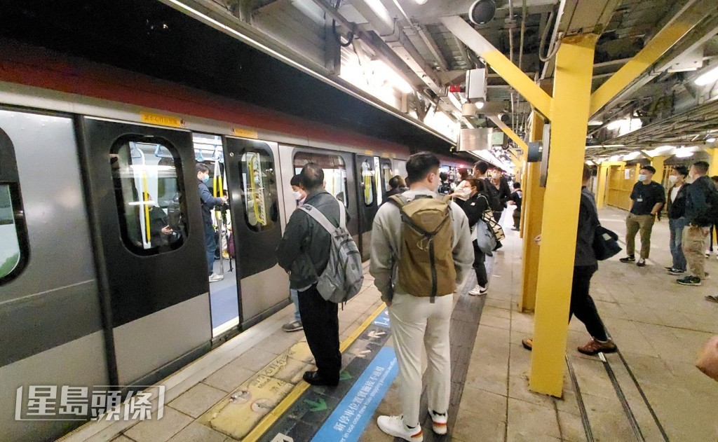 年三十及初二晚東鐵綫開往羅湖的尾班車,將於翌日凌晨1時在金鐘開出。資料圖片 年三十及初二晚東鐵綫開往羅湖的尾班車,將於翌日凌晨1時在金鐘開出。資料圖片