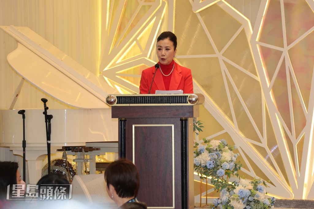 汪明荃做了多屆八和會館理事會主席。