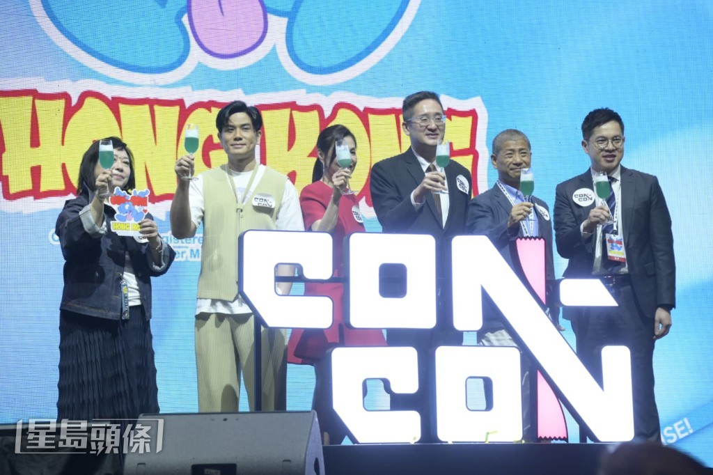 開幕禮上，伍允龍與一眾主辦單位代表舉行亮燈及祝酒儀式。