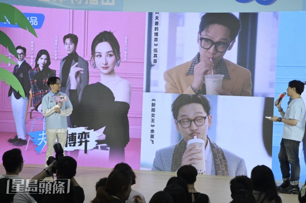 鄧智堅自爆在《新聞女王》中經常飲珍珠奶茶,今次在《夫妻的博弈》則獲「綠茶婊」的郭柏妍經常請他飲綠茶。 鄧智堅自爆在《新聞女王》中經常飲珍珠奶茶,今次在《夫妻的博弈》則獲「綠茶婊」的郭柏妍經常請他飲綠茶。