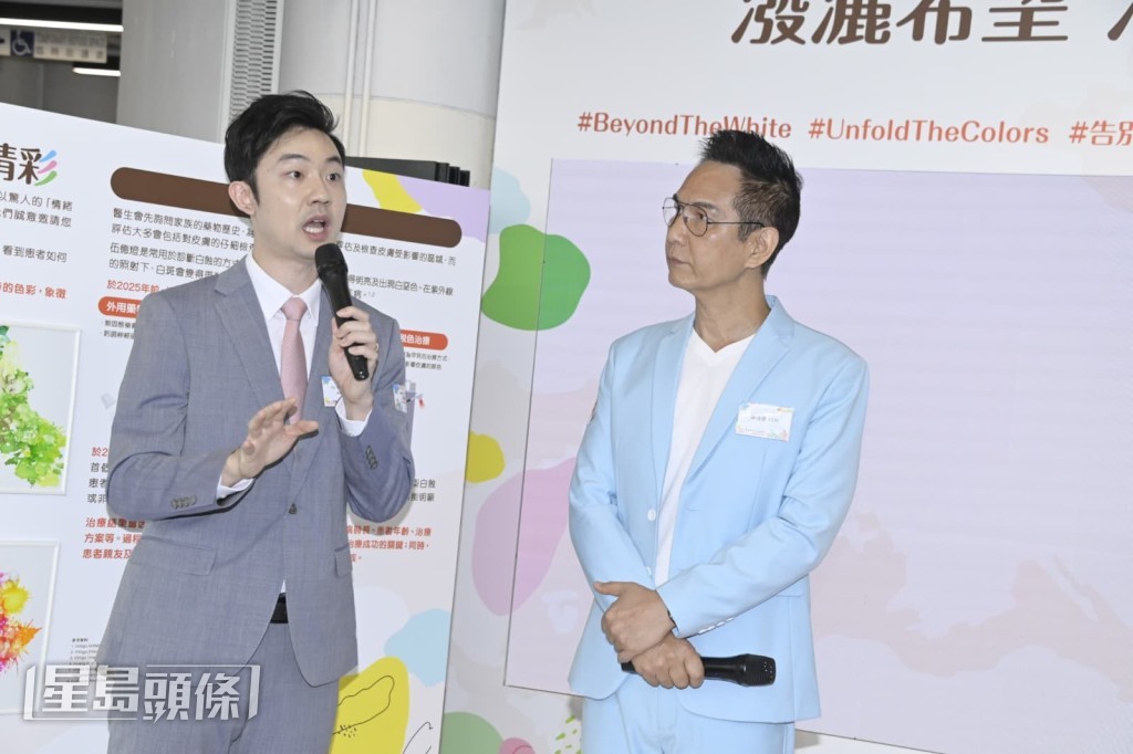 陳啟泰細心聽馮盈盈前男友鍾文浩的講解。