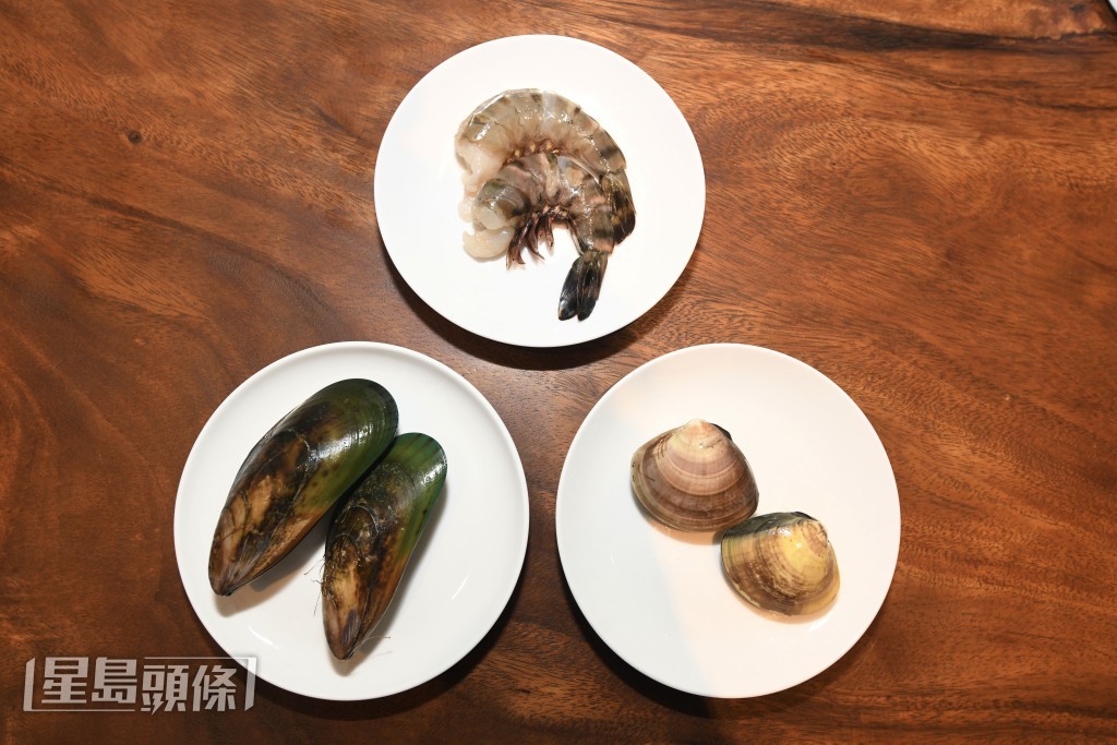 葡萄牙燉飯主要用海鮮湯、洋葱、番茄、鮮蝦、大蜆及青口等炮製。 葡萄牙燉飯主要用海鮮湯、洋葱、番茄、鮮蝦、大蜆及青口等炮製。