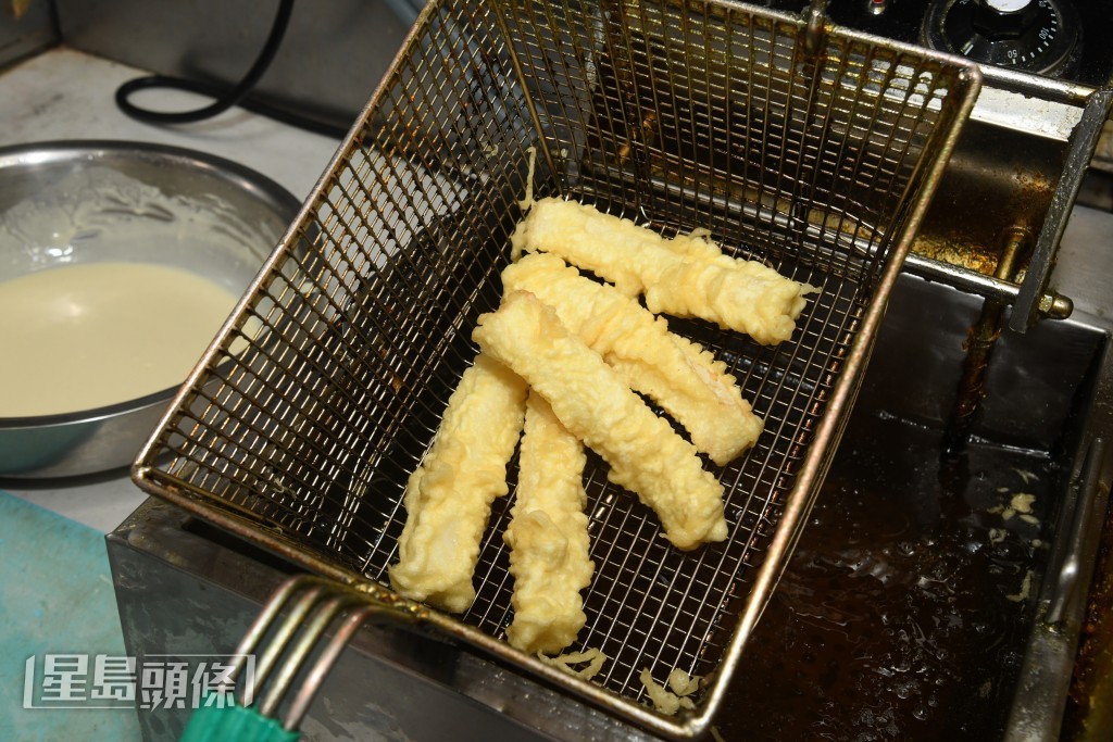 炸魚薯條要炸得香脆,譚師傅建議用急凍薯條。 炸魚薯條要炸得香脆,譚師傅建議用急凍薯條。