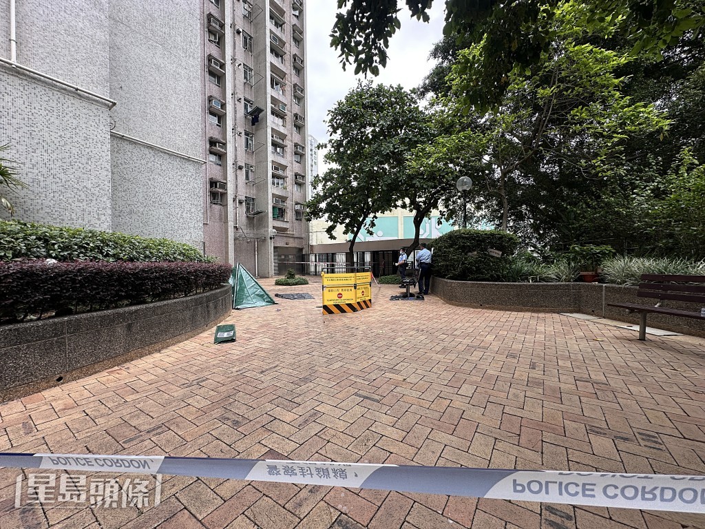 遺體蓋上遮屍帳篷。梁國峰攝 遺體蓋上遮屍帳篷。梁國峰攝