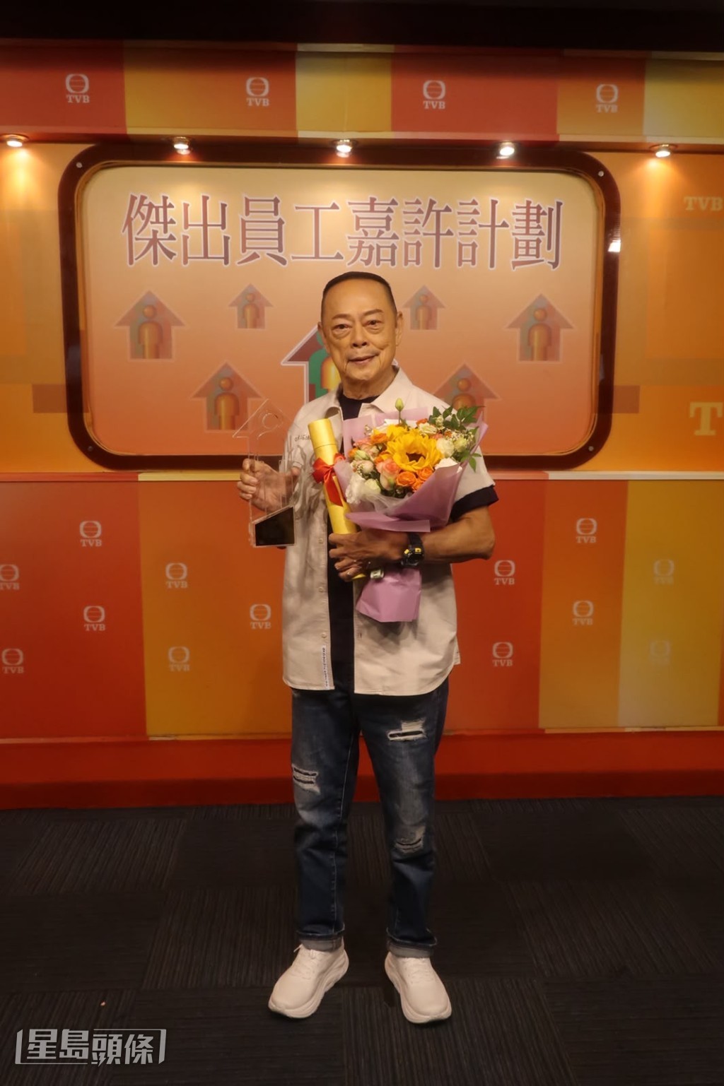 羅樂林獲𠎀出員工獎。 羅樂林獲𠎀出員工獎。