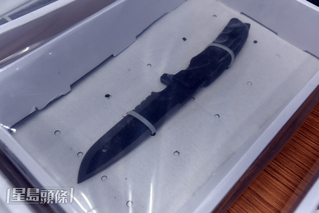警方檢獲的利刀。黃文威攝