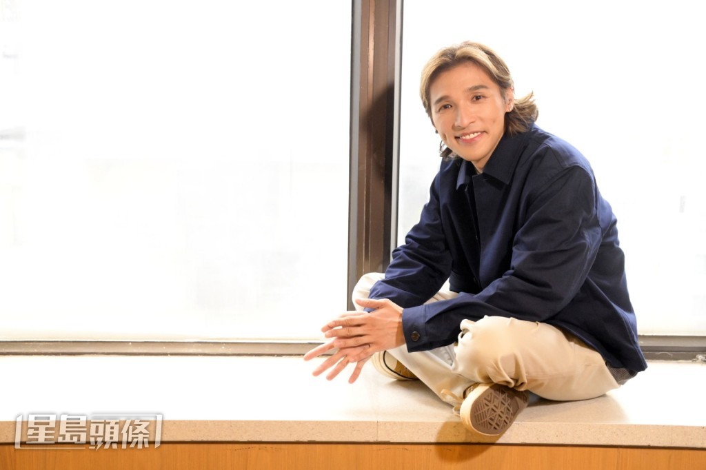 黃又南自出道即走紅算是好幸運,之後雖要代父還巨債,但他拒絕逃避問題,再艱苦也會面對。 黃又南自出道即走紅算是好幸運,之後雖要代父還巨債,但他拒絕逃避問題,再艱苦也會面對。