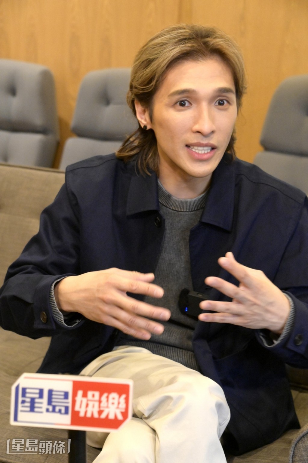  結果他中五畢業後就正式參與拍攝《香港有個荷里活》，家人對他亦十分支持，他亦從此踏上演藝之路。