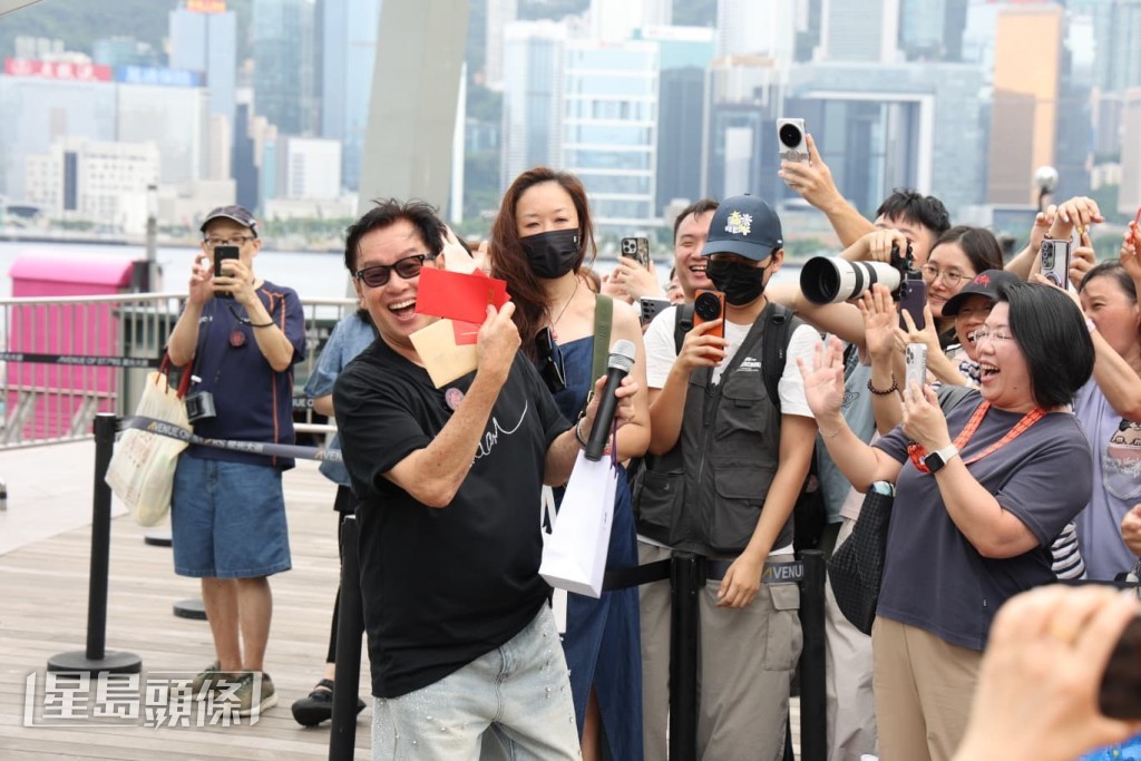 譚詠麟收支持者利是。 譚詠麟收支持者利是。